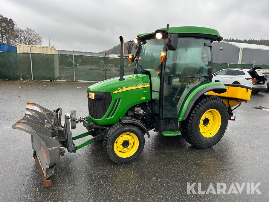 Traktor John Deere 3520 med vikplog & sandspridare