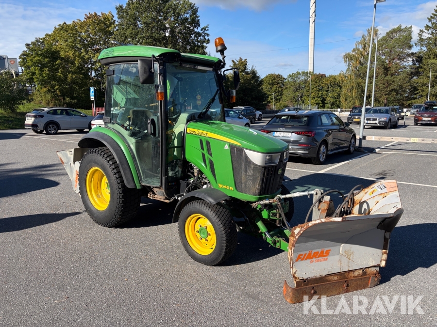 Traktor John Deere 3045R med redskap