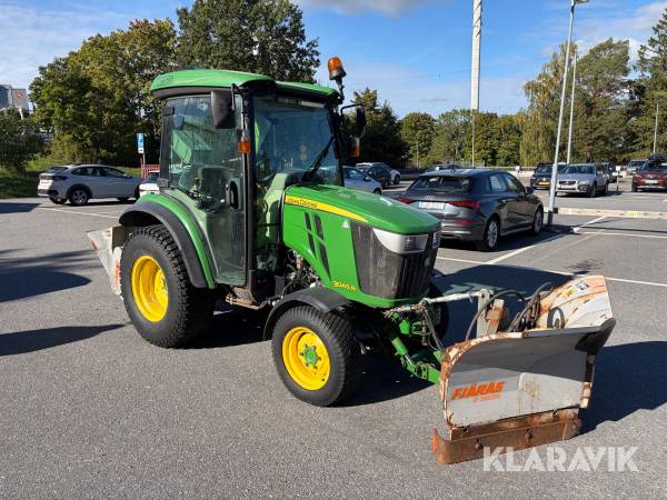 Traktor John Deere 3045R med redskap