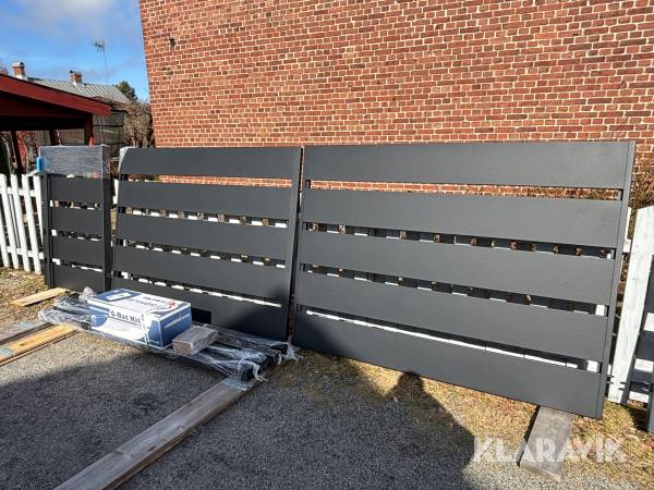 Motorstyrd dubbelgrind med gånggrind svart 4m + 1m