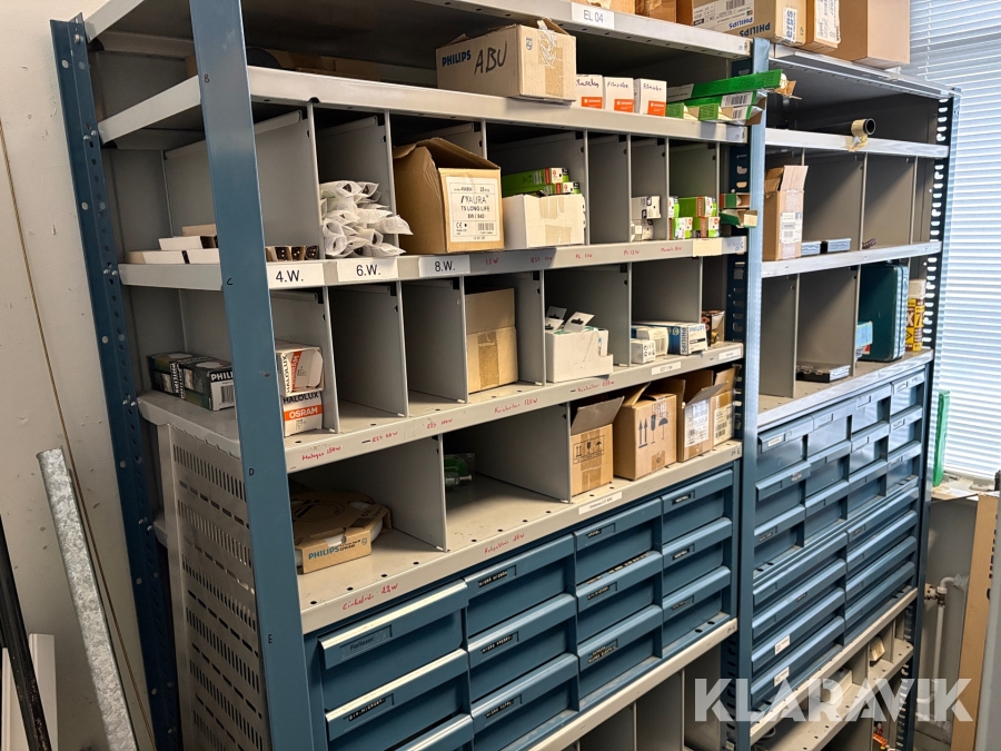 Lagerhylla med finsäkringar, lampor och diverse verktyg