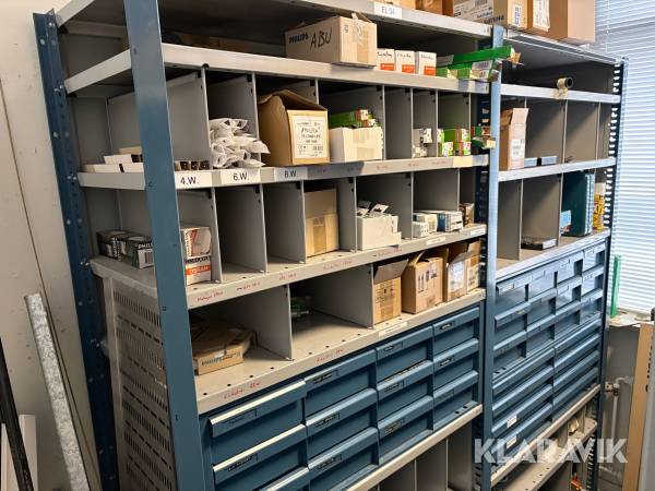 Lagerhylla med finsäkringar, lampor och diverse verktyg