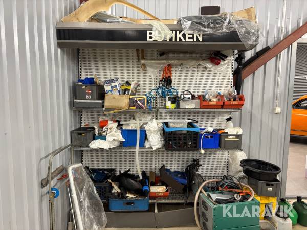 Butikshylla med mycket tillbehör