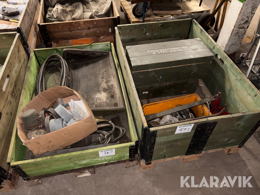 Fältbelysning, verktyg, slipsten, remmar m.m. 2st pall