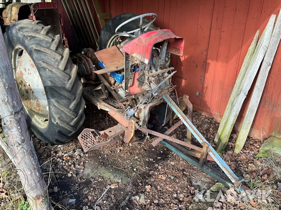 Veterantraktor Massey Ferguson 188 reservdelsobjekt
