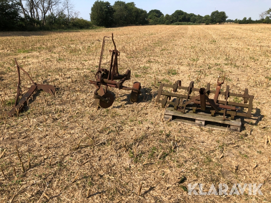 Diverse antika jordbruksredskap  