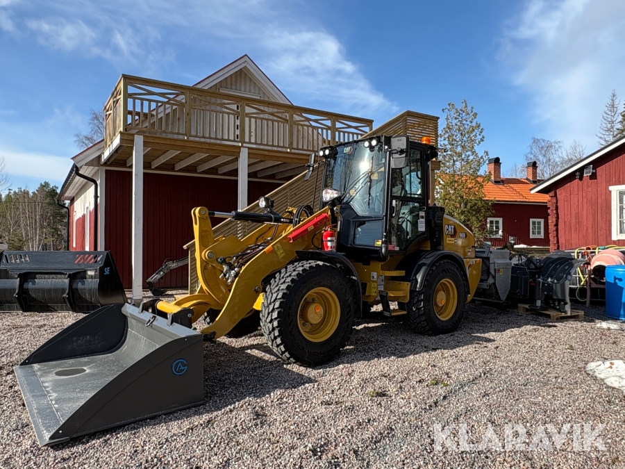 Hjullastare CAT 908 med många redskap