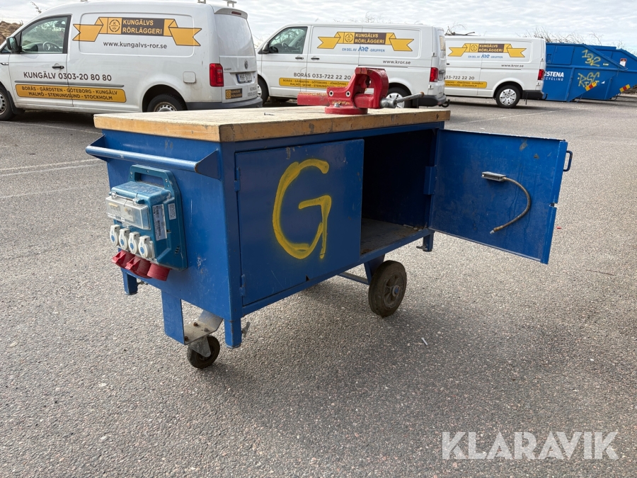 Arbetsbänk med skruvstäd och elcentral