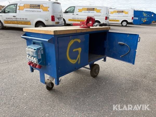 Arbetsbänk med skruvstäd och elcentral