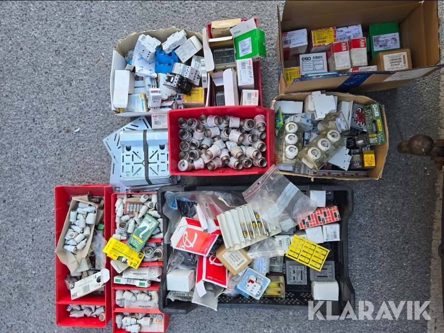 Ett parti med diverse elkomponenter och säkringar