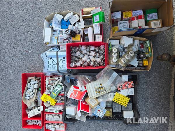 Ett parti med diverse elkomponenter och säkringar
