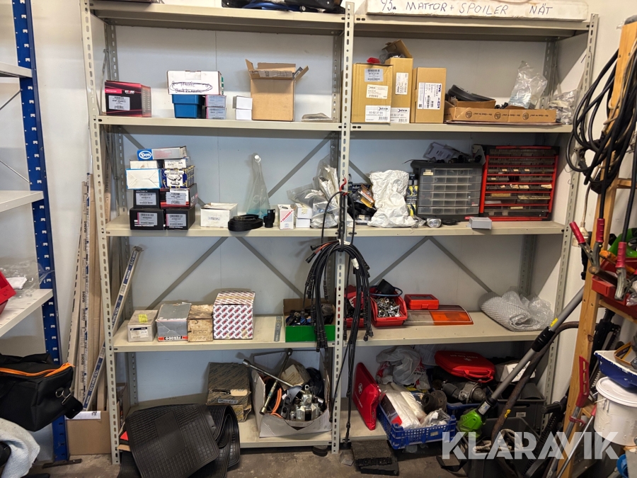 Hylla med diverse delar bildelar / Skruvar