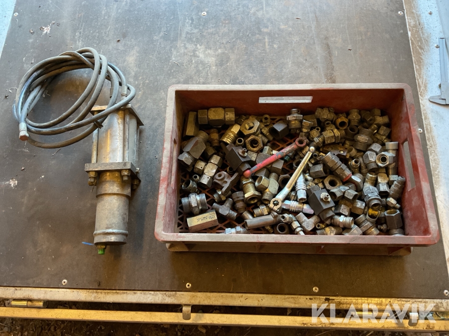 Hydraulisk ureapump med kopplingar och adapters