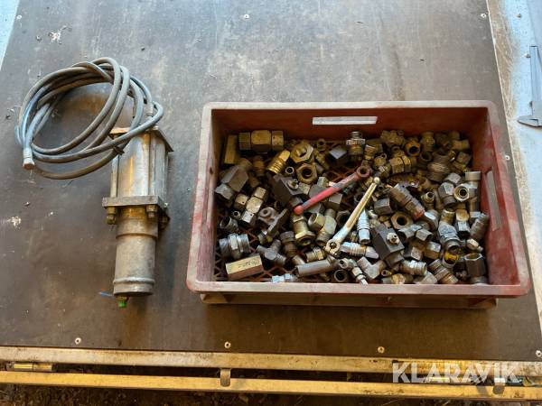 Hydraulisk ureapump med kopplingar och adapters