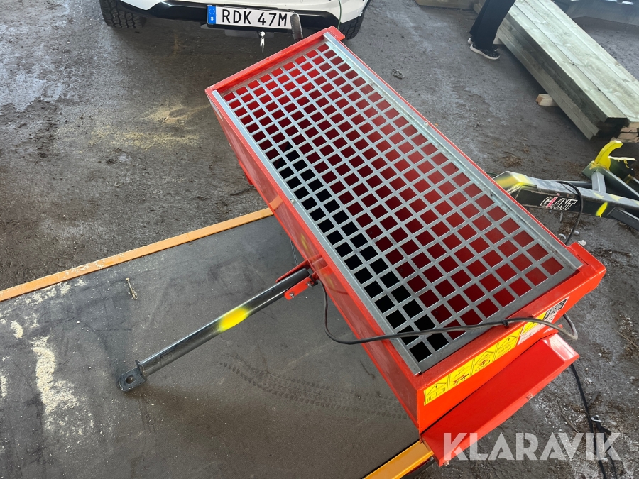 Sandspridare bogserande Kova S1001
