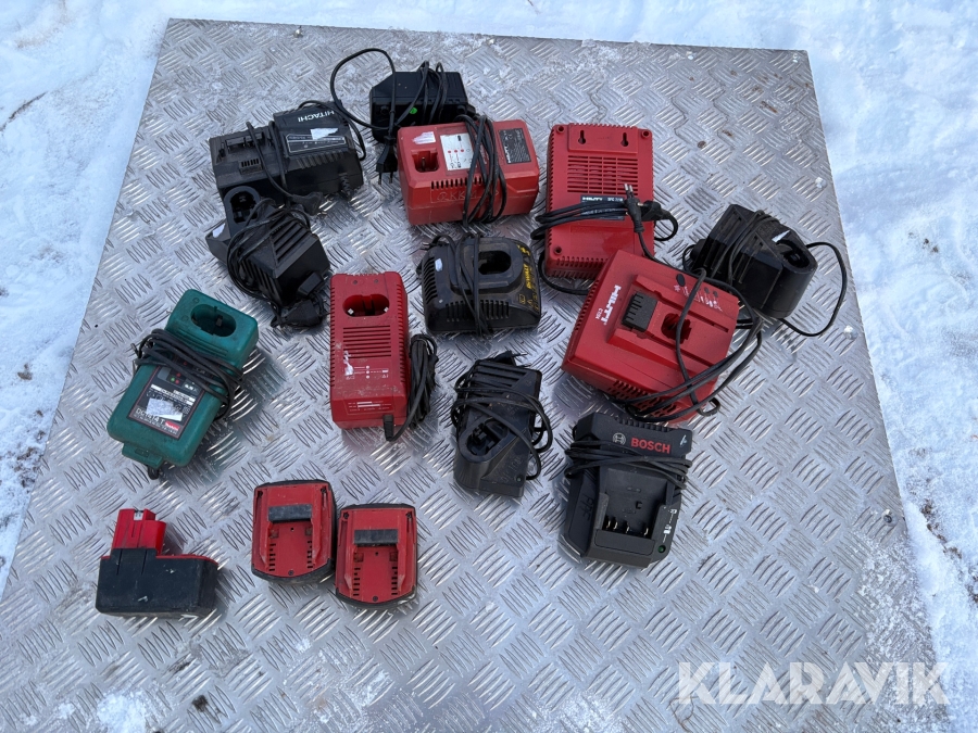Parti med blandade batteriladdare och batterier