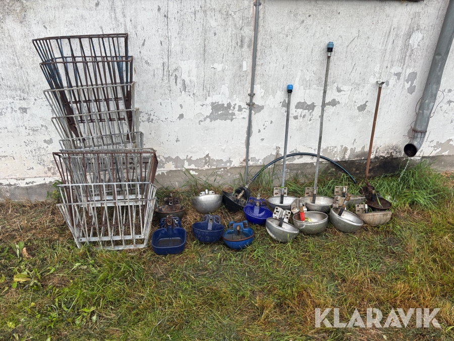 Foderhäckar och vattenkoppar 10st häckar / 15st koppar