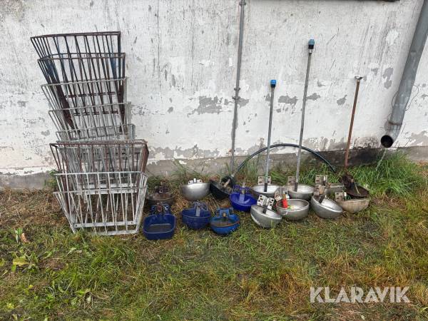 Foderhäckar och vattenkoppar 10st häckar / 15st koppar