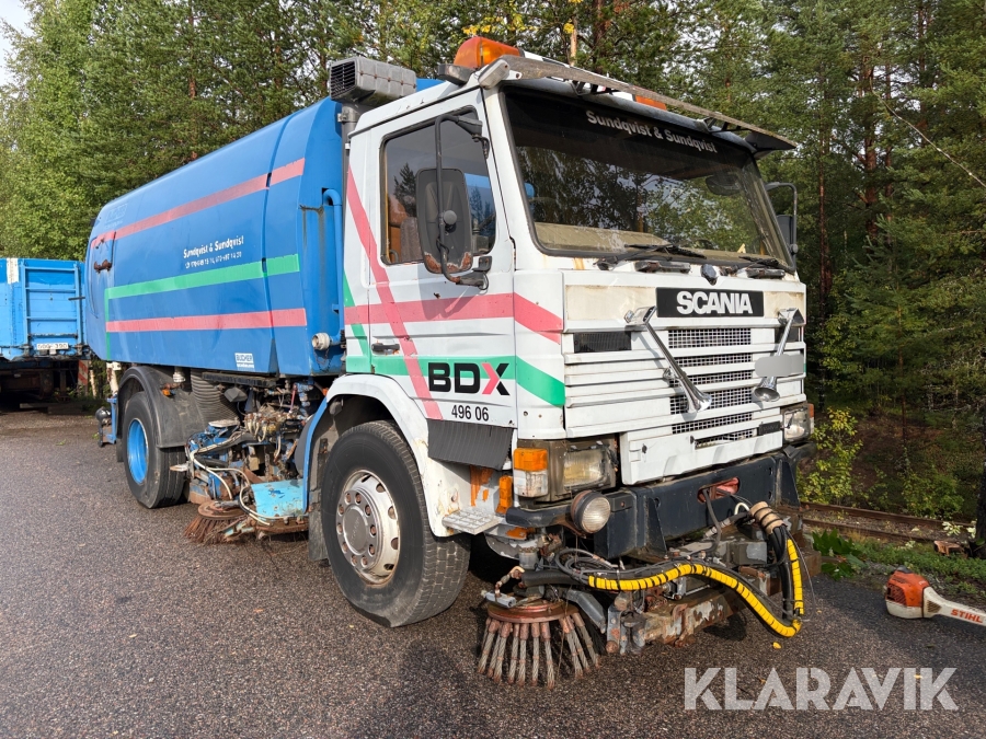 Lastbil med soputrustning Scania P82M