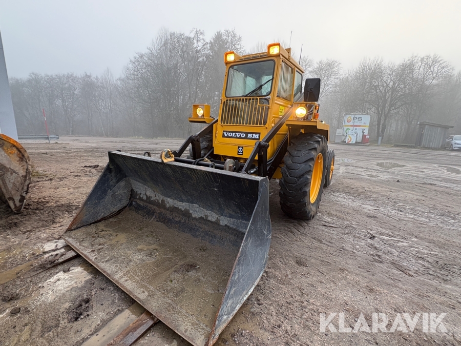 Baklastare Volvo BM LM 622 med skopa och gafflar