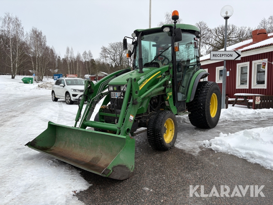 Traktor John Deere 4720 med lastare och redskap