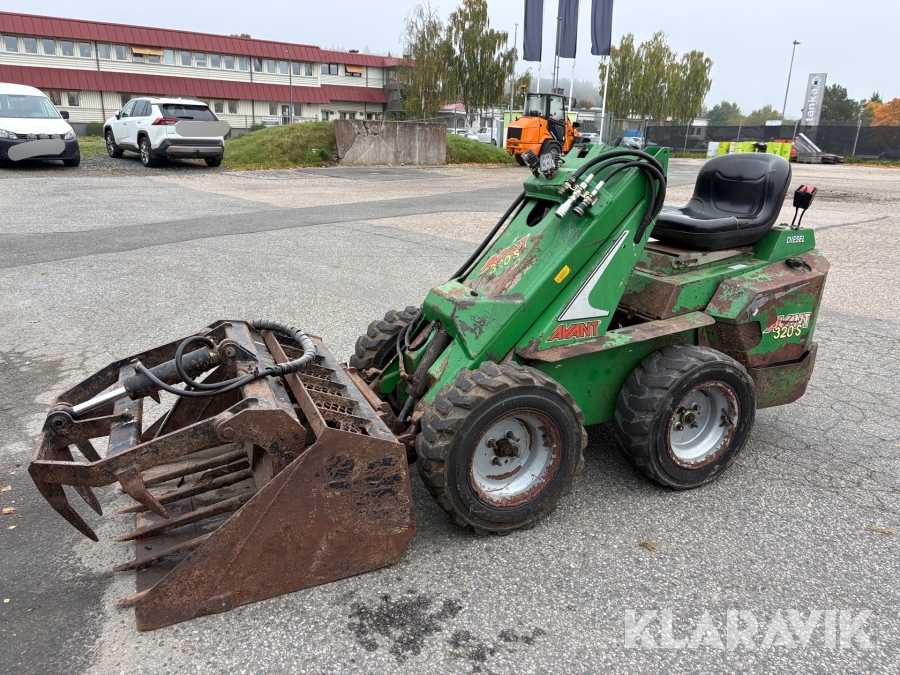 Kompaktlastare Avant 320s med 2st redskap