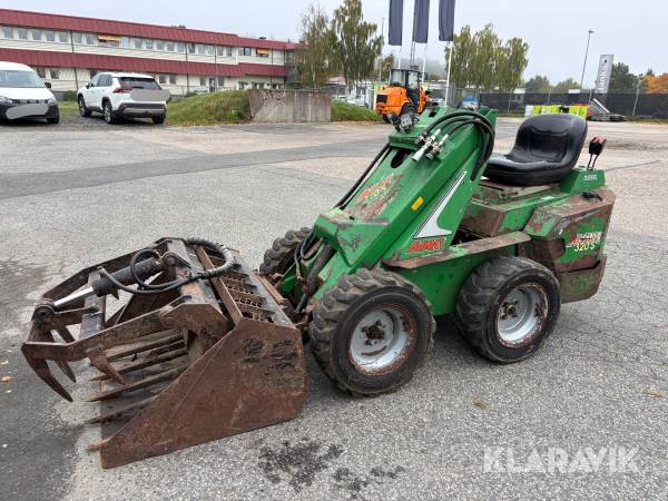 Kompaktlastare Avant 320s med 2st redskap