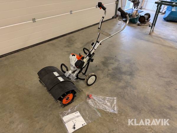 Multimaskin Stihl MM 56 med sopvals