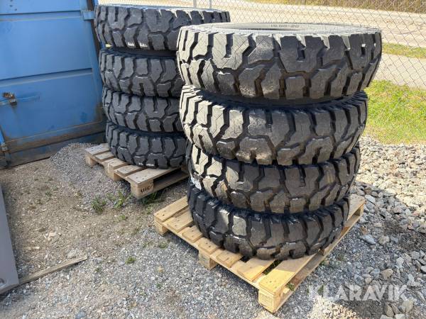 Kompletta hjul Nokian Armor Gard 2 10.00-20 till hjulgrävare med ZF-Axel 10 bult med stenring 8 st