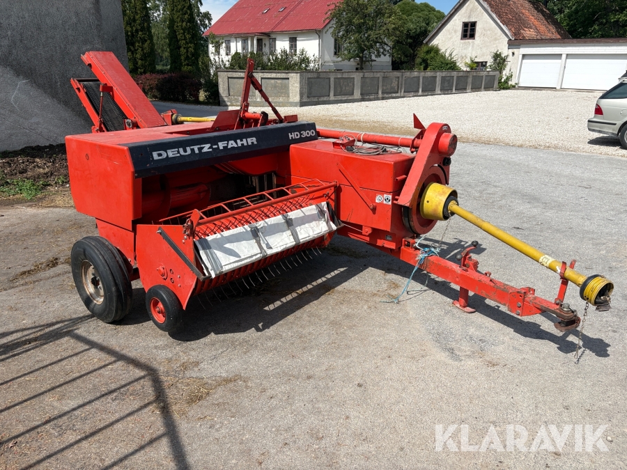 Småbalspress Deutz-Fahr HD300 med balkastare