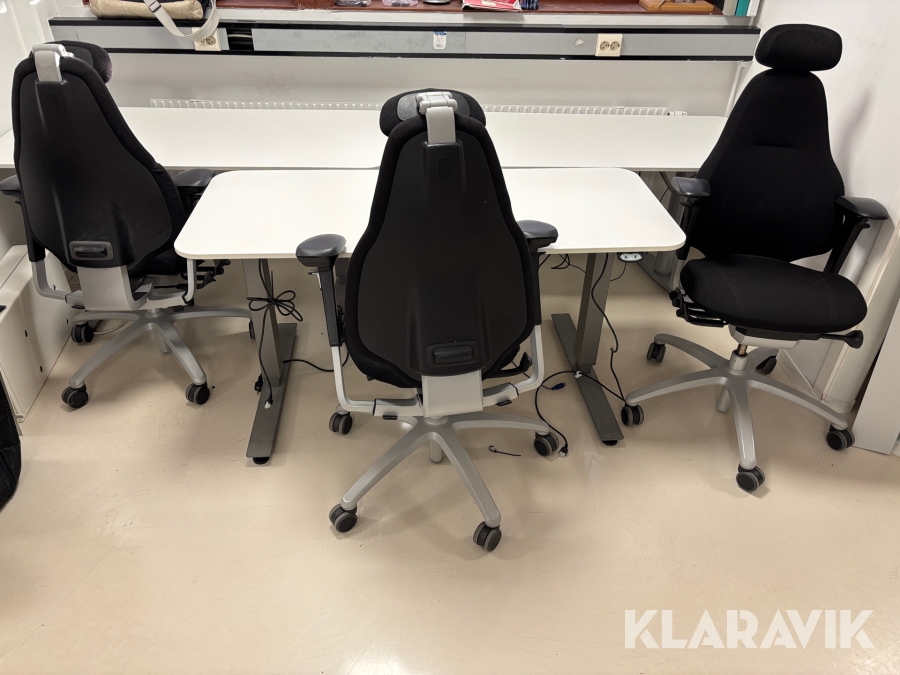 Höj och sänkbart skrivbord 3st med stolar