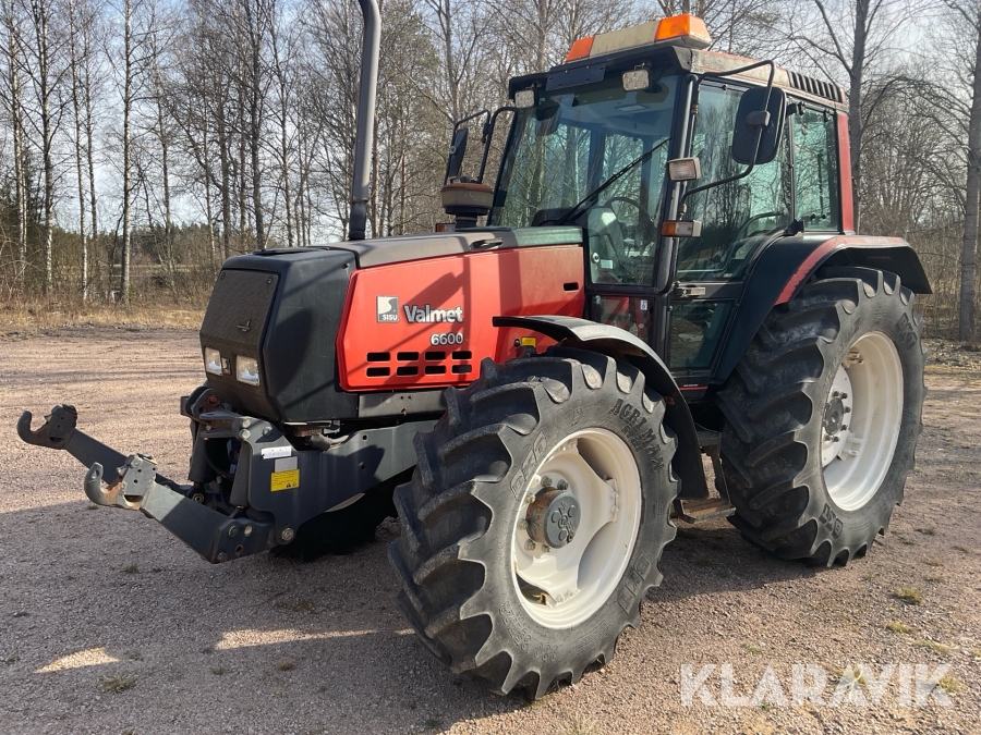 Traktor Valmet 6600-4 med frontlyft