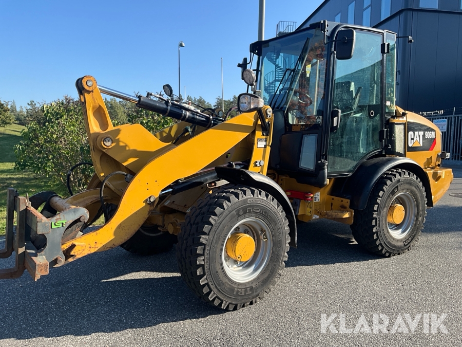 Hjullastare CAT 906M med snöskopa & gafflar