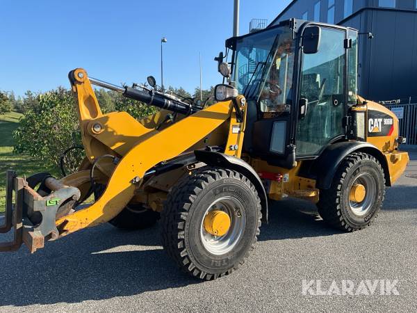 Hjullastare CAT 906M med snöskopa & gafflar