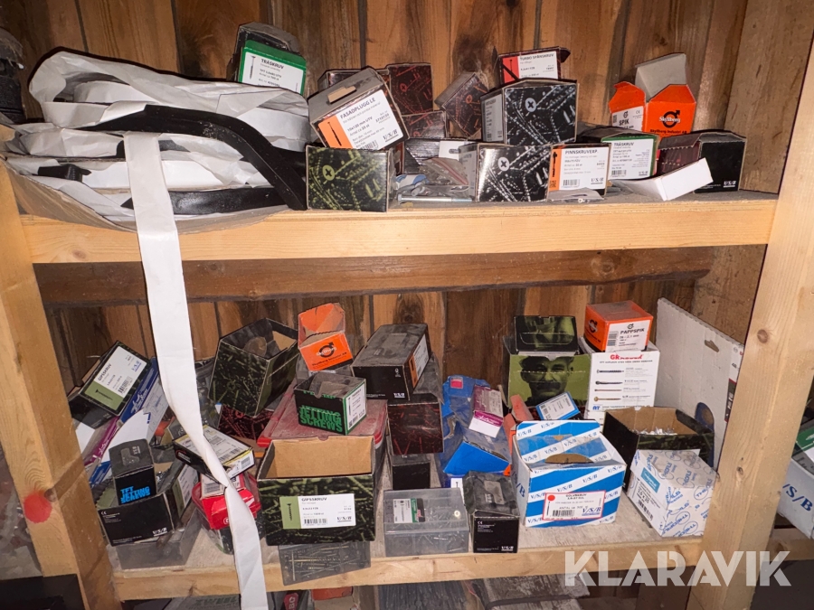 Parti med skruv och spik