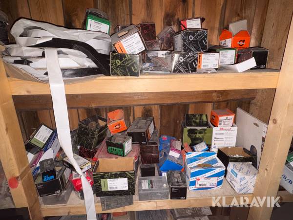 Parti med skruv och spik