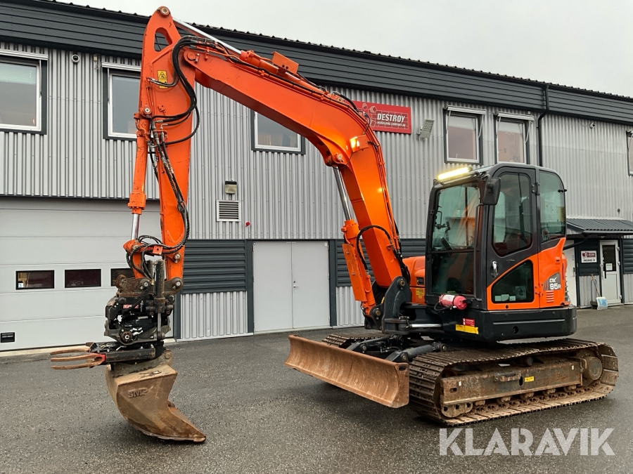 Grävmaskin Doosan DX85R med Rototilt R3 och redskap