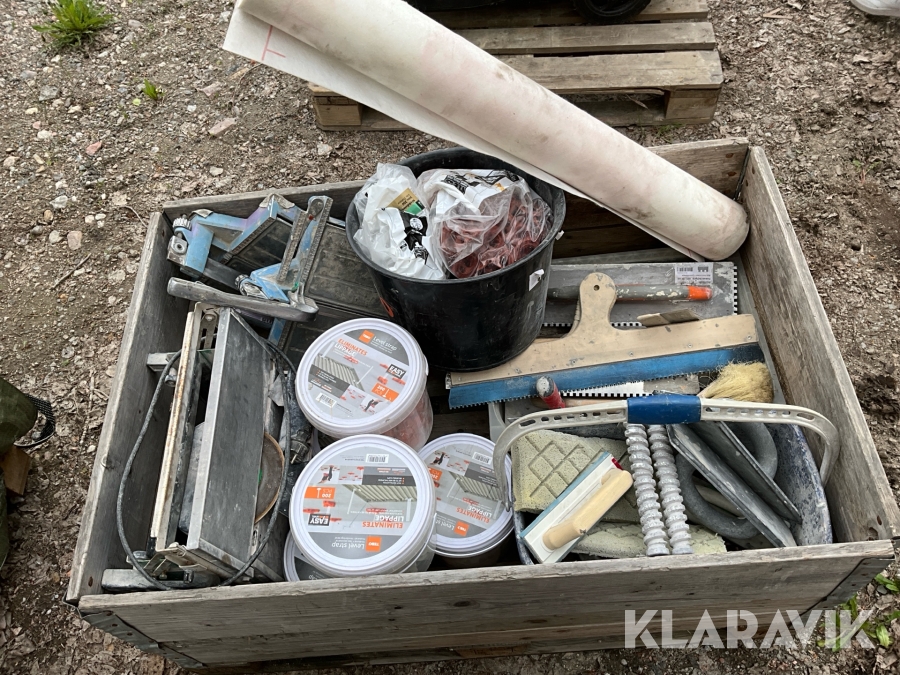 Blandpall med kakel och klinkersutrustning