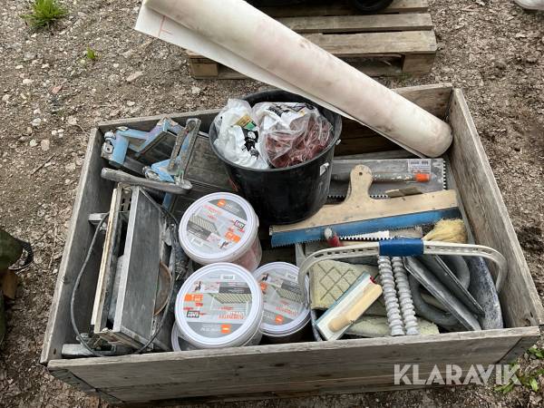 Blandpall med kakel och klinkersutrustning