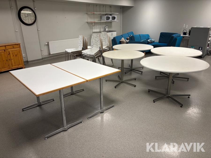 Parti med bord och stolar