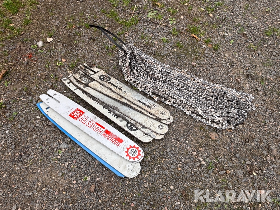 Diverse svärd och kedjor