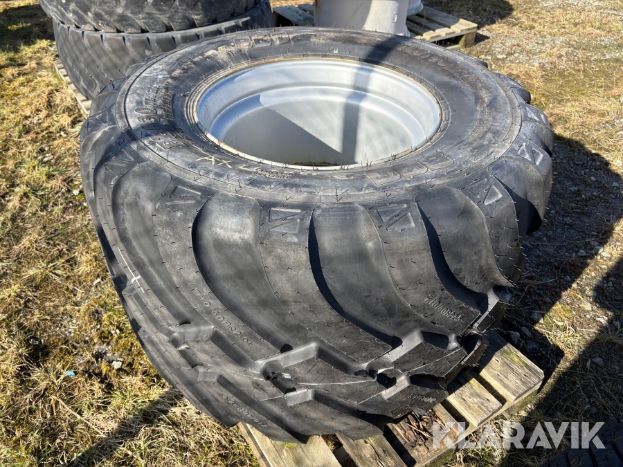 Däck på fälg 1 st BKT 710/40R22.5