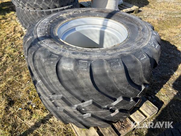 Däck på fälg 1 st BKT 710/40R22.5