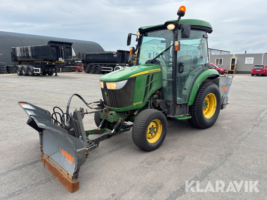 Traktor John Deere 3045R med vikplog och sandspridare