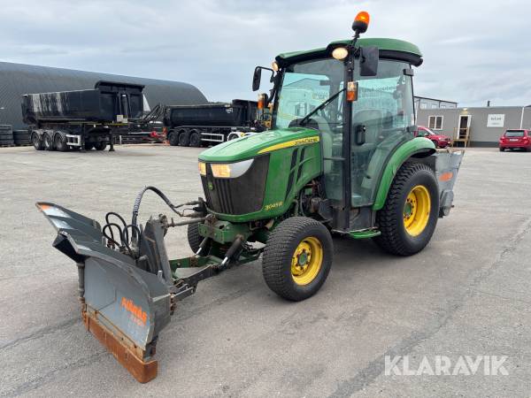 Traktor John Deere 3045R med vikplog och sandspridare