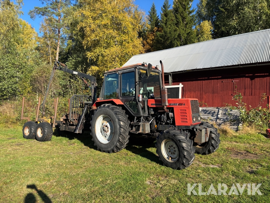 Traktor Belarus 820 med skogsvagn