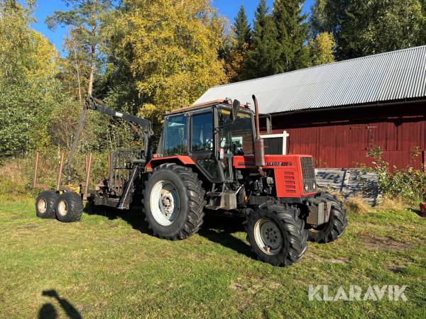 Traktor Belarus 820 med skogsvagn