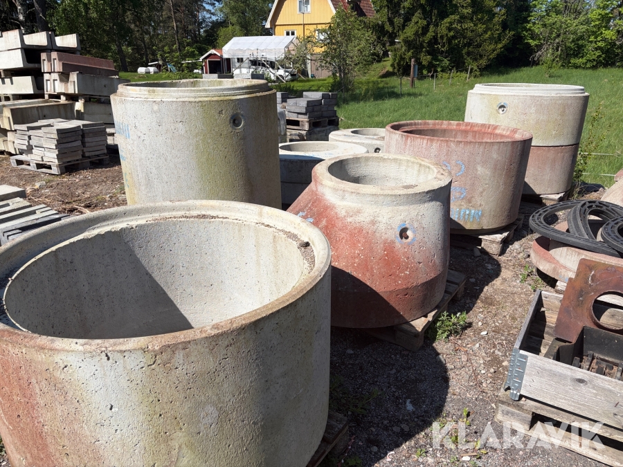 Betongringar och kona för brunn eller avloppsinstallation.