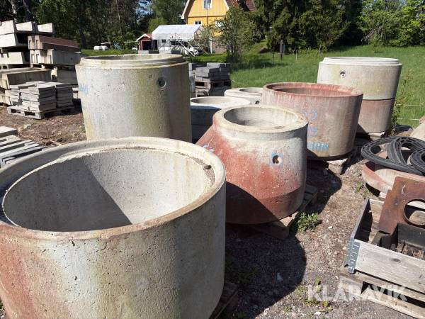 Betongringar och kona för brunn eller avloppsinstallation.