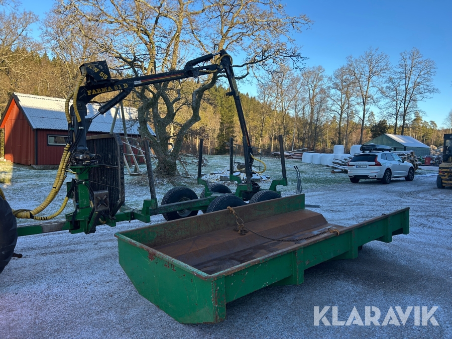 Skogsvagn FARMA FMW 12-8 med kran och flak, risgrip och ramstyrning